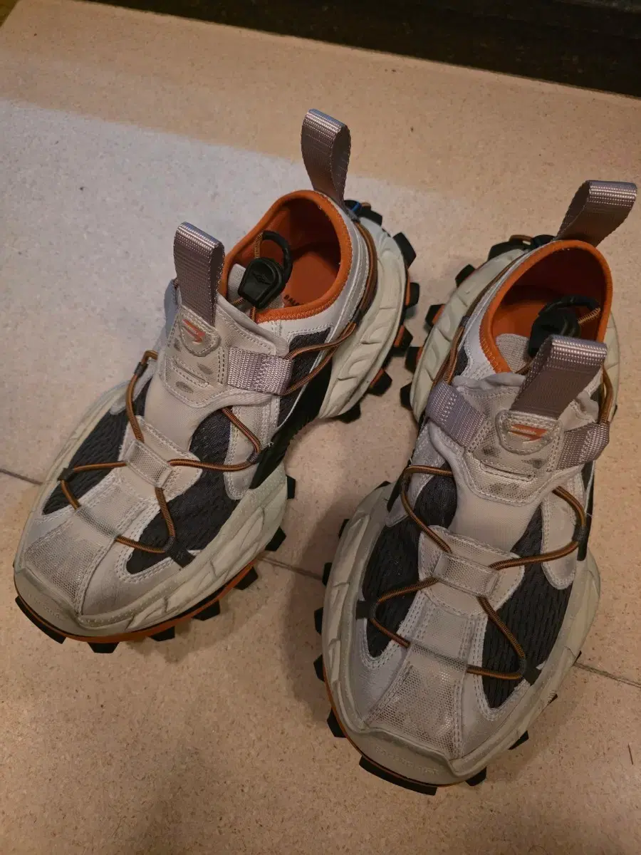 MONCLER | 몽클레어 Moncler LILO Slippers Black 280 (43) #슬리퍼,#몽클레어,#샌들 on  Bunjang Global Site.