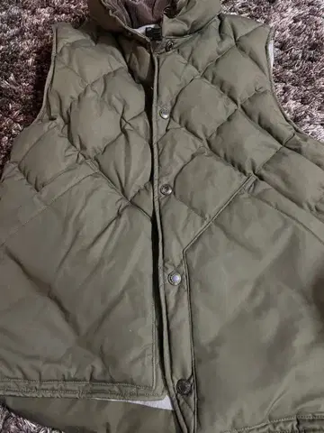 올리브 그린 퀼팅 다운 베스트