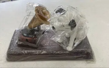 개와 축음기 피규어 세트