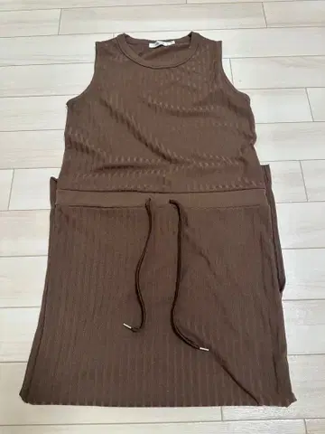 MOUSSY 브라운 슬리브리스 원피스