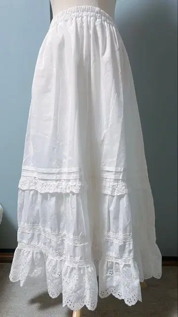 axes femme 프릴 레이스 페치 스커트 화이트