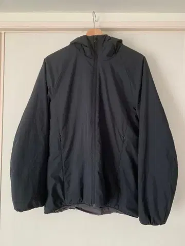 [가격 인하] [새상품급] UNIQLO 라이트 패디드 후드티 남성용 M