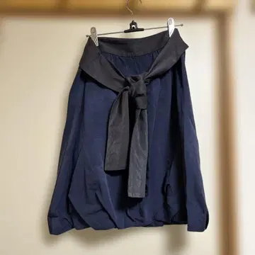 리본 포함 네이비 벌룬 스커트