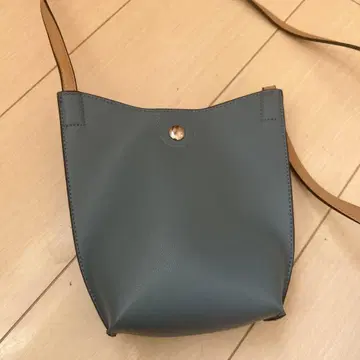 탁한 블루 합성 피혁 숄더백