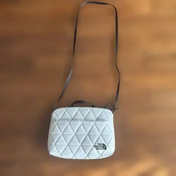THE NORTH FACE 퀼팅 숄더백 화이트