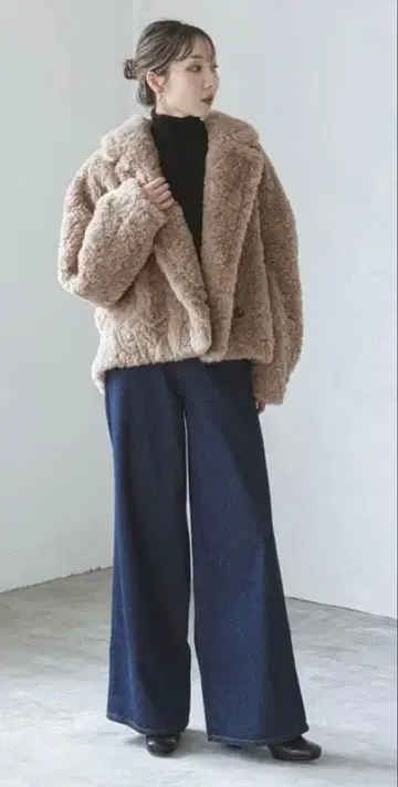 Noble 리치 페이크 보아 코트