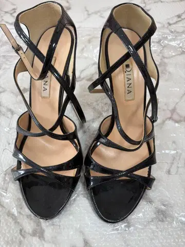 DIANA 블랙 스트랩 힐 8cm