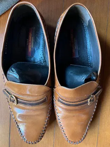 브라운 가죽 로퍼 금장 장식 포함