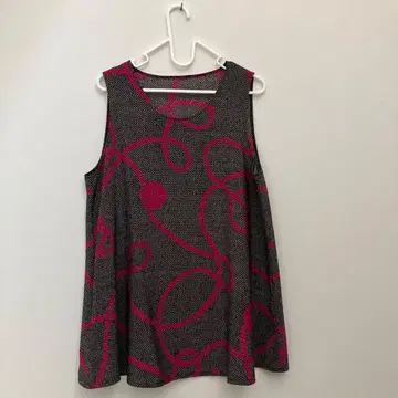 시선당 슬리브리스 튜닉 블랙과 핑크