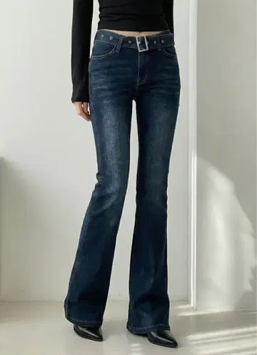 SUTORE 슬림 라인 벨트 플레어 데님