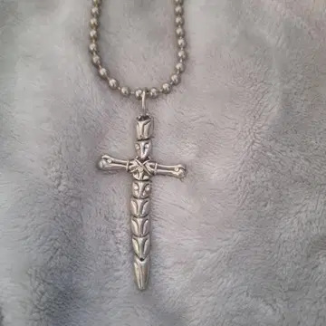 실버 색상의 십자가 목걸이