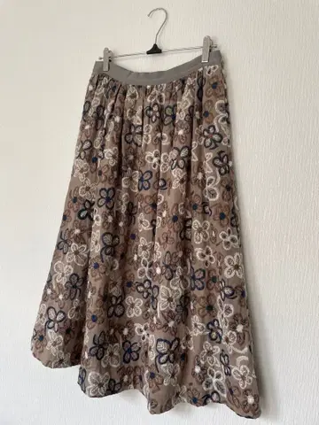 아틀리에 드 사봉 꽃무늬 자수 플레어 스커트 베이지