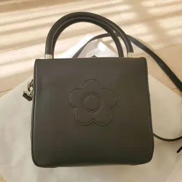 플라워 엠보싱 블랙 숄더백