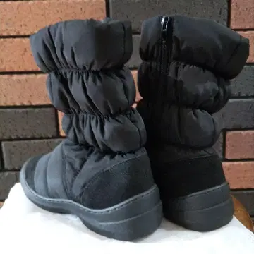 블랙 다운 스타일 부츠 사이드 지퍼 부착