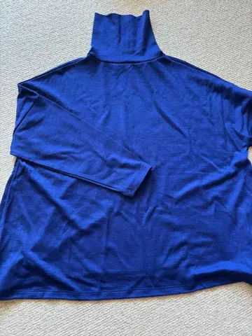 네이비 터틀넥 긴팔 니트