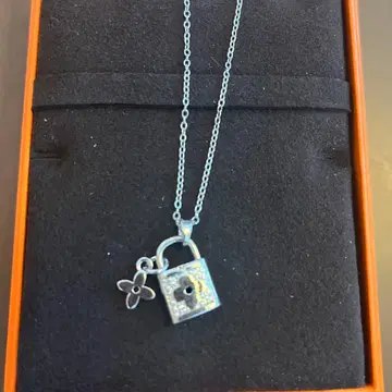 실버 락과 꽃 참 목걸이 모노그램