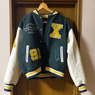 XLARGE 바시티 자켓 블랙/화이트 고릴라 로고