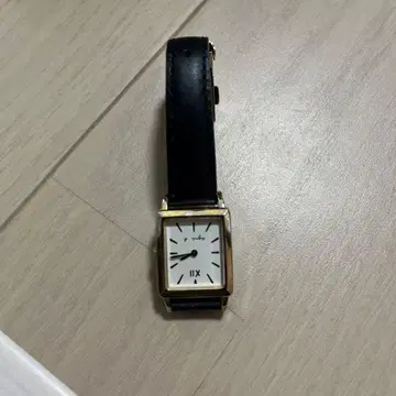 화이트 다이얼 블랙 가죽 밴드 시계