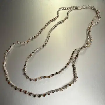 오렌지 계열 유리 비즈와 메탈 비즈의 긴 목걸이, 팔찌