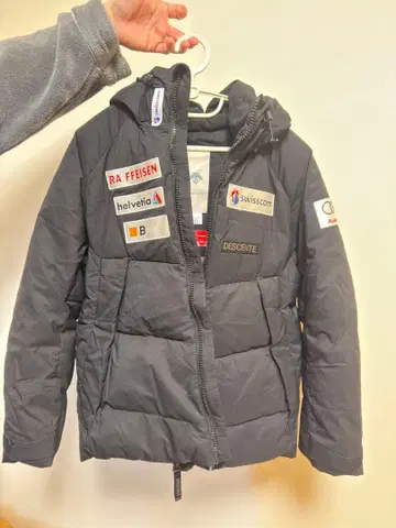 DESCENTE 블랙 다운 자켓 후드 부착 사이즈 S