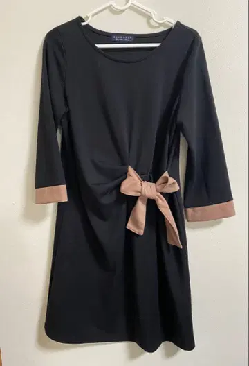 리본 포함 블랙 7부 소매 원피스