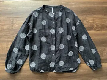 TUTIE. 츠치에 자수 도트 상의 차콜 그레이