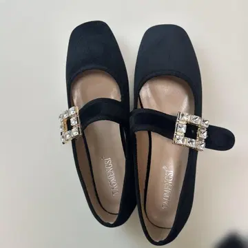 비쥬 장식 블랙 플랫슈즈