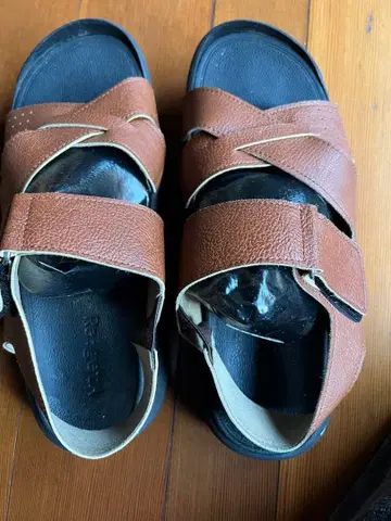 브라운 스트랩 샌들 합성 피혁