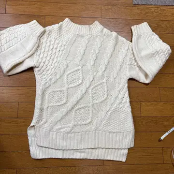 아이보리 케이블 니트 스웨터 M 사이즈 상당