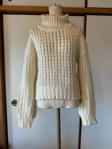 Ear papillonner 크림색 터틀넥 스웨터