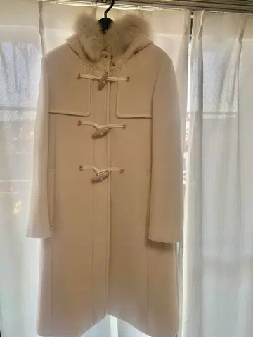 질스튜어트 화이트 퍼 부착 더플 코트