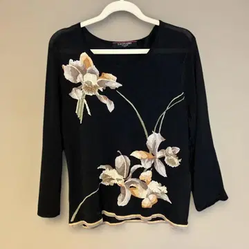 LEONARD 꽃무늬 자수 실크 레이온 소재 7부 소매 상의