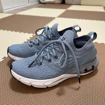 언더아머 스니커즈