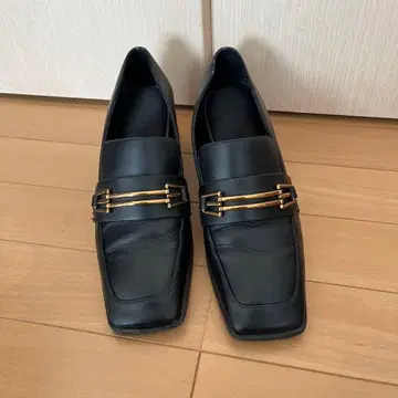 Mango 블랙 로퍼 골드 금장 장식 포함