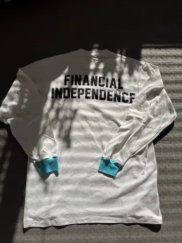 anyteeFINANCIAL INDEPENDENCE 긴팔 티셔츠
