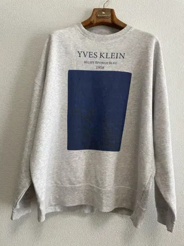 YVES KLEIN 그레이 맨투맨