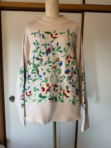 Ear 꽃무늬 자수 베이지 니트 스웨터 F 사이즈