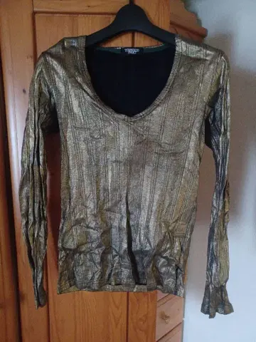 V넥 골드 티셔츠