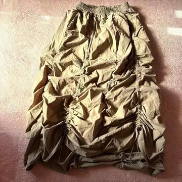 베이지색 M-L 사이즈 롱 스커트 갸더링 스타일