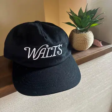 WALTS 블랙 자수 로고 캡
