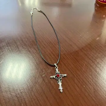 실버 색상의 십자가 펜던트 목걸이