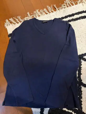 A.P.C 네이비 티셔츠 v넥
