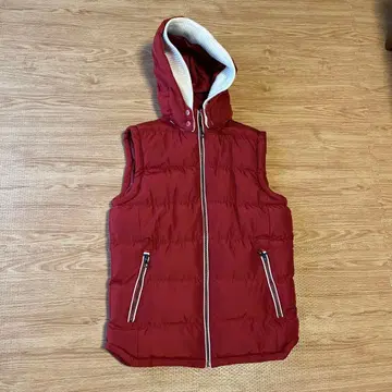 빨간색 후드 부착 다운 베스트