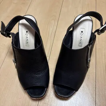 다이애나 블랙 웨지힐 펌프스