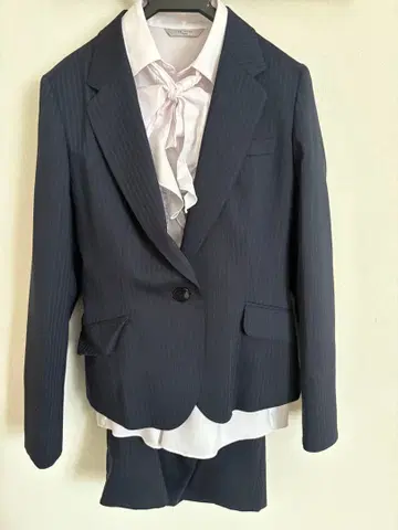 LES MUES 네이비 스트라이프 수트 셋업