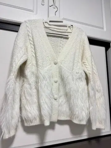 퍼 달린 화이트 가디건