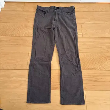 그레이 스트레이트 레그 치노 팬츠