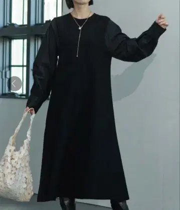 소매 도킹 플레어 니트 원피스 블랙