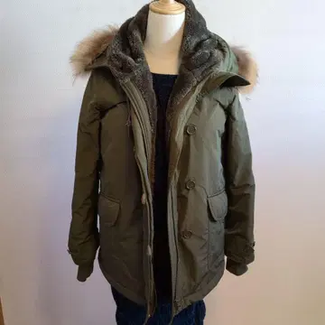 올리브색 퍼 달린 모즈 코트