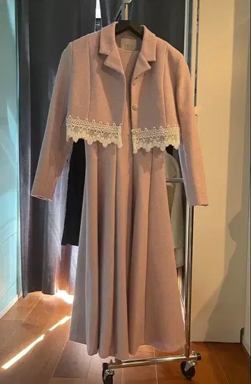 라벤더 색상 레이스 포함 긴팔 원피스